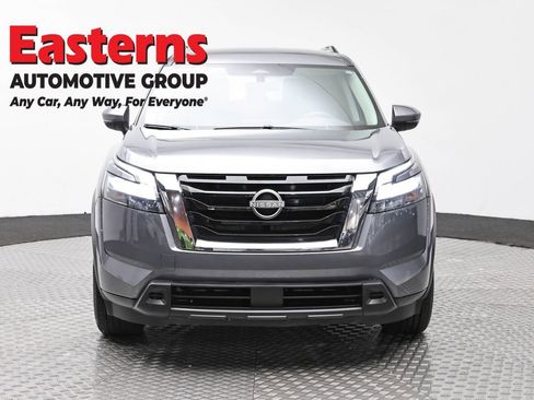 Used 2024 Nissan Pathfinder SV image 2