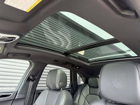 Certified 2025 Porsche Macan AWD/4WD image 19