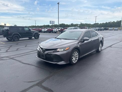 Used 2020 Toyota Camry LE FWD image 5