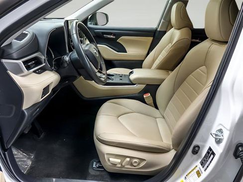 Used 2024 Toyota Highlander XLE AWD/4WD image 8
