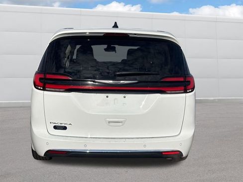 Used 2024 Chrysler Pacifica Touring-L image 4