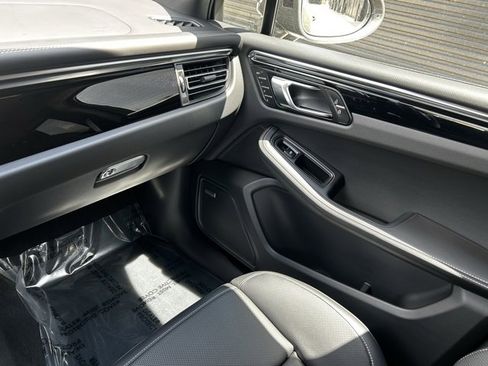 Certified 2025 Porsche Macan image 23