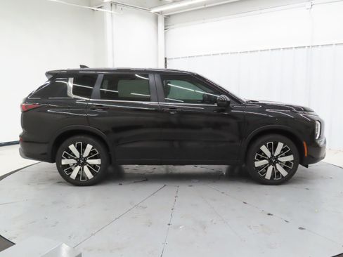 New 2026 Mitsubishi Outlander SE FWD image 2
