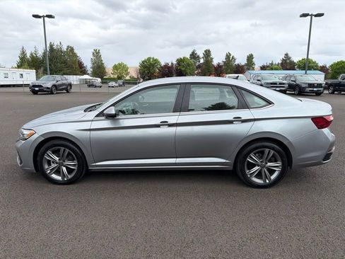 Used 2024 Volkswagen Jetta SE FWD image 5