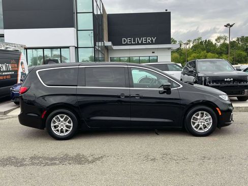 Used 2025 Chrysler Pacifica Select FWD image 26