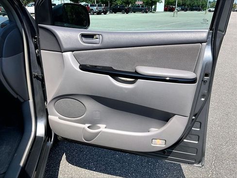 Used 2005 Toyota Sienna LE w/ LE Pkg 1 FWD image 12