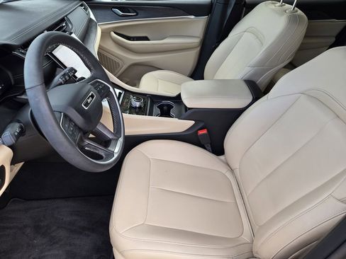 Used 2025 Jeep Grand Cherokee Limited image 12