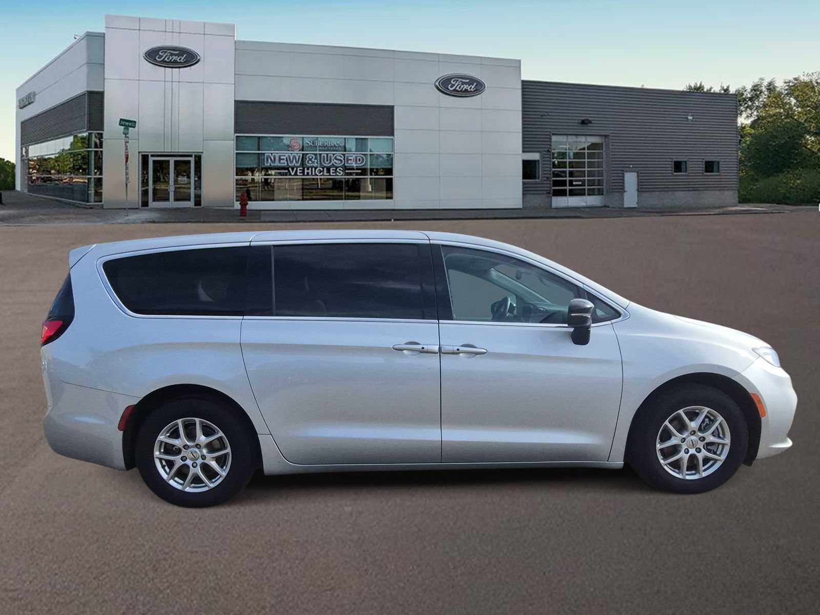 Used 2024 Chrysler Pacifica Touring-L FWD image 10