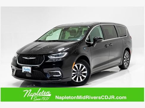 Used 2024 Chrysler Pacifica Limited FWD image 1