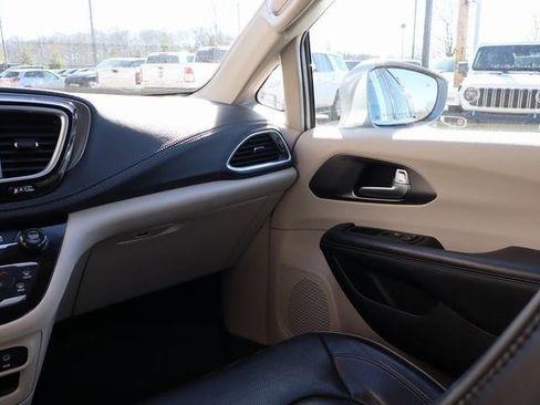 Used 2017 Chrysler Pacifica Limited image 54