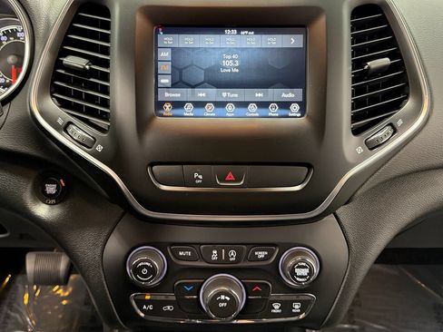 Used 2019 Jeep Cherokee Latitude Plus w/ Cold Weather Group AWD/4WD image 19