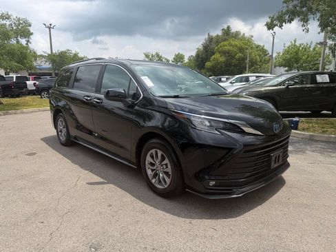 Used 2025 Toyota Sienna XLE FWD image 1