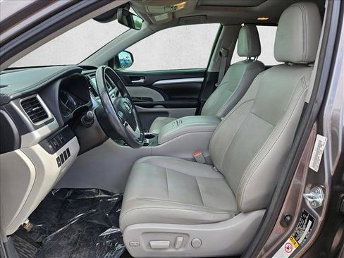 Used 2017 Toyota Highlander XLE AWD/4WD image 21