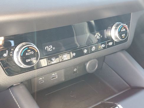 Used 2024 Mitsubishi Outlander AWD image 28