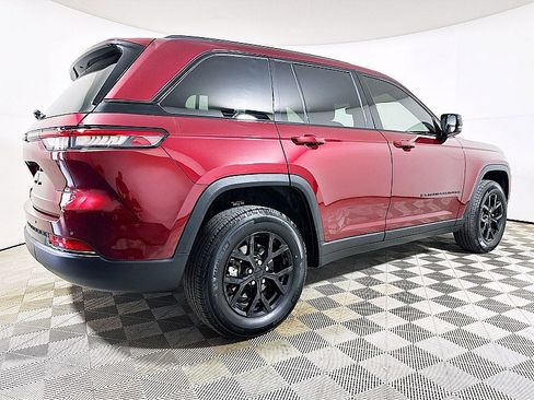 Used 2024 Jeep Grand Cherokee Altitude AWD/4WD image 13