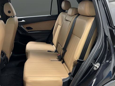 Used 2024 Volkswagen Tiguan SE w/ Panoramic Sunroof Package image 24