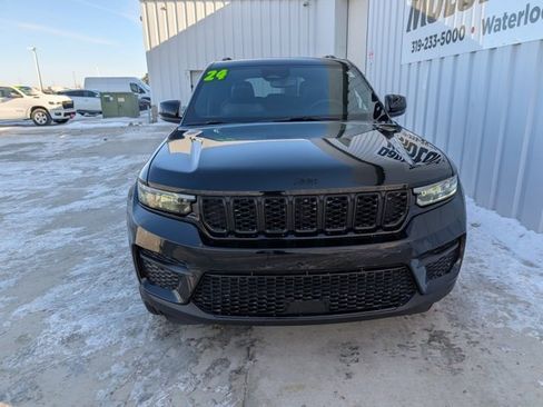 Used 2024 Jeep Grand Cherokee Altitude image 33