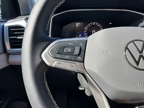 Used 2025 Volkswagen Taos SE image 23