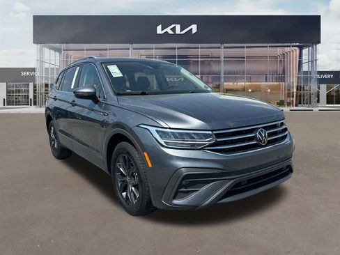 Used 2024 Volkswagen Tiguan SE image 1