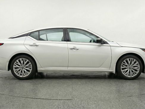 Used 2025 Nissan Altima 2.5 SV image 11