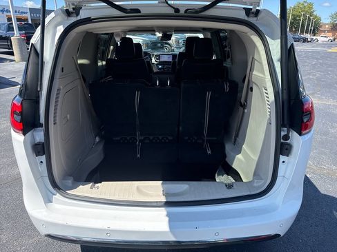 Used 2024 Chrysler Pacifica Limited FWD image 13