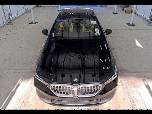 Used 2025 BMW 530i xDrive w/ Premium Package image 5