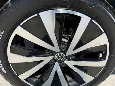 Certified 2024 Volkswagen Taos SE FWD image 10