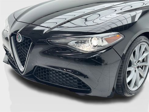 Used 2019 Alfa Romeo Giulia image 5