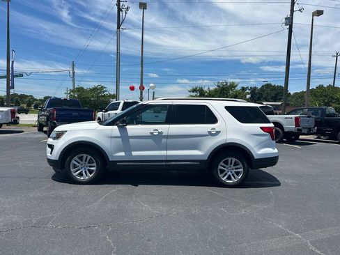 Used 2018 Ford Explorer XLT AWD/4WD image 4