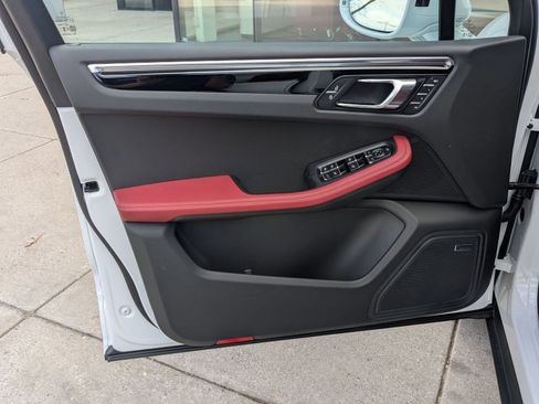 New 2026 Porsche Macan image 13