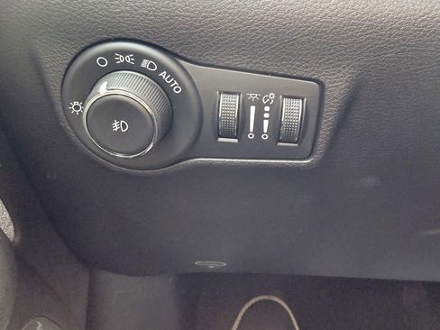 Used 2025 Jeep Compass Latitude image 14