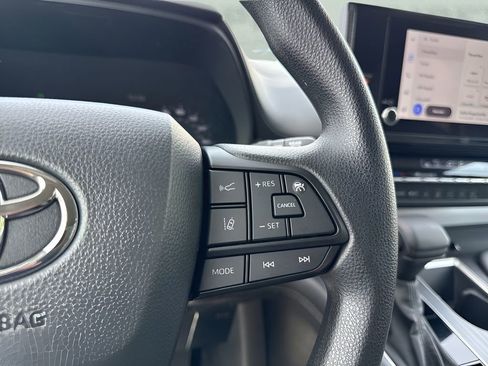 Used 2025 Toyota Sienna LE FWD image 15