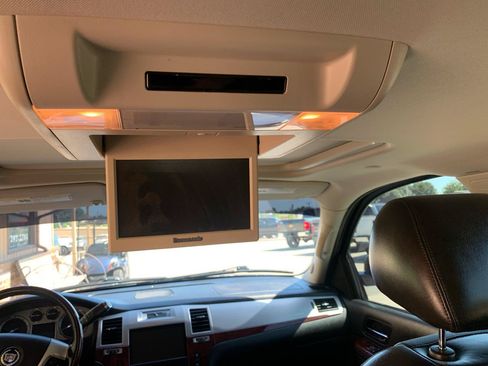 Used 2011 Cadillac Escalade Luxury RWD image 27
