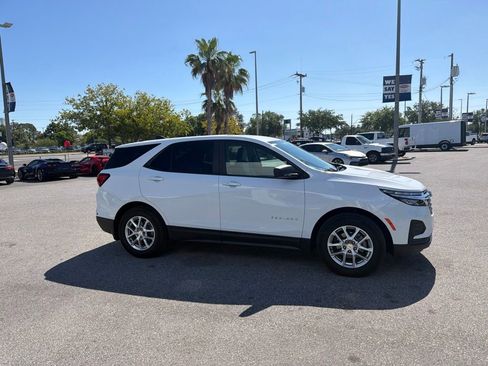 Used 2023 Chevrolet Equinox LS w/ LS Convenience Package FWD image 4