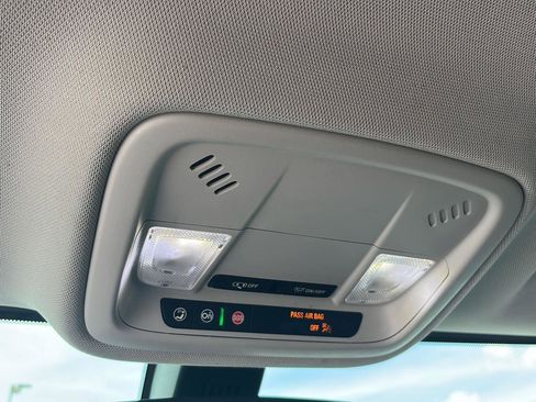 Used 2021 Chevrolet Traverse LS image 17