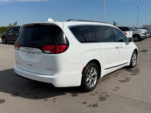 Used 2018 Chrysler Pacifica Limited FWD image 17