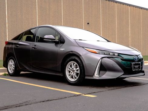 Used 2018 Toyota Prius Prime Premium FWD image 2