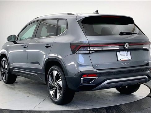 Used 2025 Volkswagen Taos SE w/ Panoramic Sunroof Package image 12