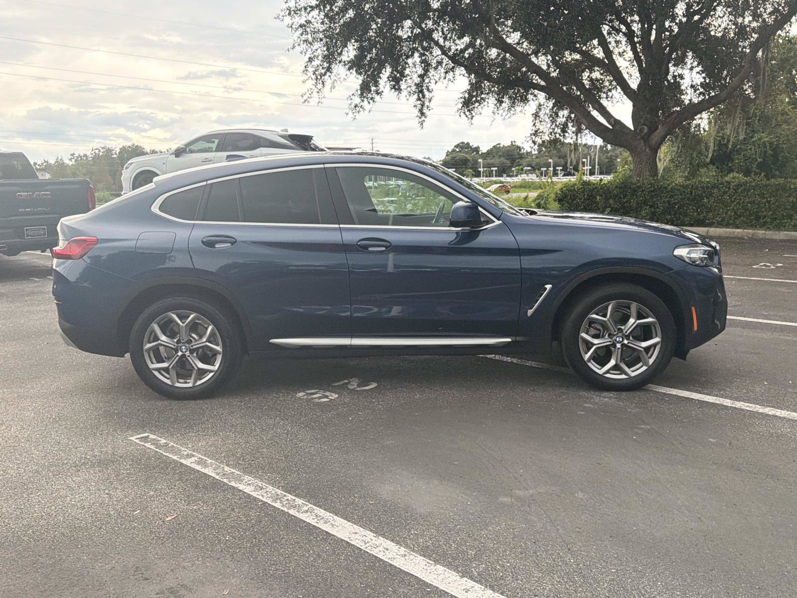 Used 2025 BMW X4 xDrive30i AWD/4WD image 3
