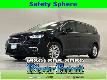 New 2025 Chrysler Pacifica Select