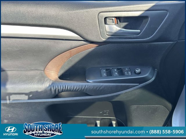 Used 2016 Toyota Highlander XLE AWD/4WD image 19