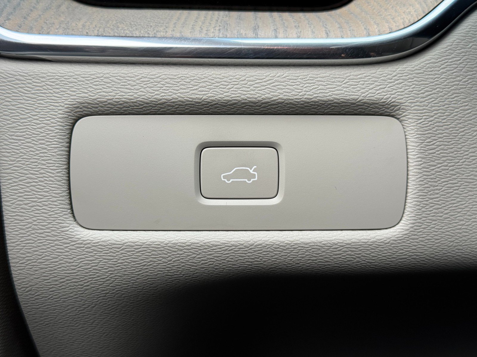 Used 2023 Volvo XC60 B5 Plus w/ Protection Package Premier FWD image 18