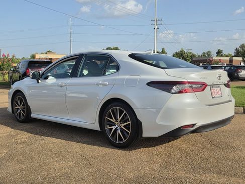 Used 2022 Toyota Camry XLE FWD image 7