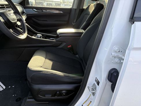 Used 2023 Jeep Grand Cherokee Laredo w/ Luxury Tech Group I image 14