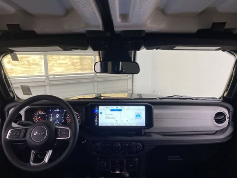 Used 2025 Jeep Wrangler Sahara image 12