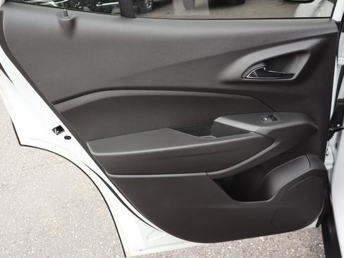 Used 2024 Chevrolet Trax RS w/ Sunroof Package FWD image 27