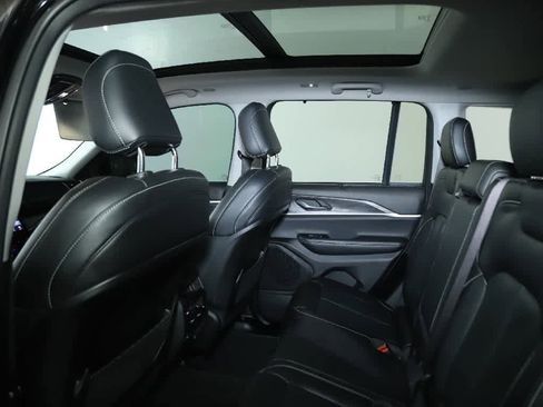 Used 2023 Jeep Grand Cherokee Limited w/ Luxury Tech Group II image 15