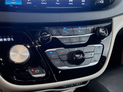 Used 2024 Chrysler Pacifica Touring-L image 23