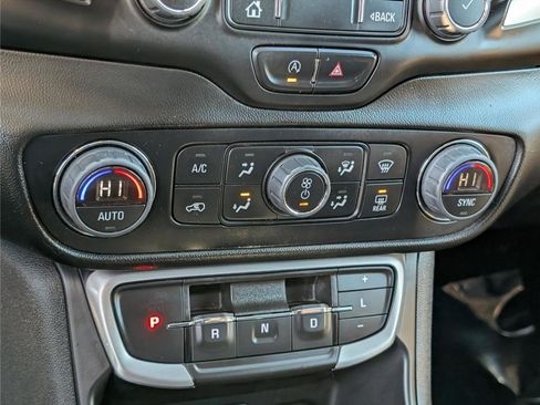 Used 2023 GMC Terrain SLT image 26