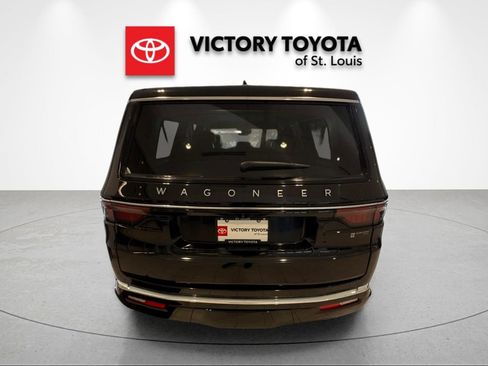 Used 2024 Jeep Wagoneer L Series III w/ Flexible Seating Group AWD/4WD image 4